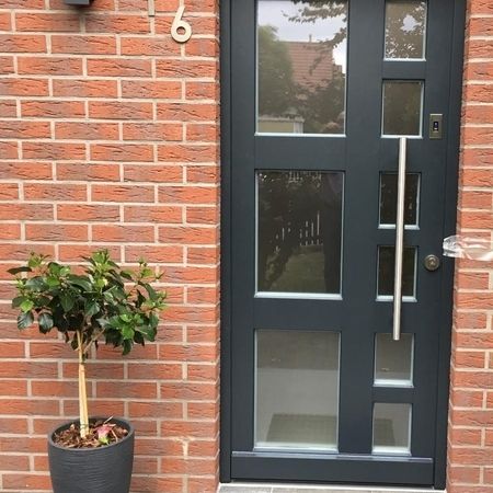 Graue Tür mit Fenstern