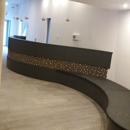 Empfangstheke geschwungen mit Sitzmöglichkeit