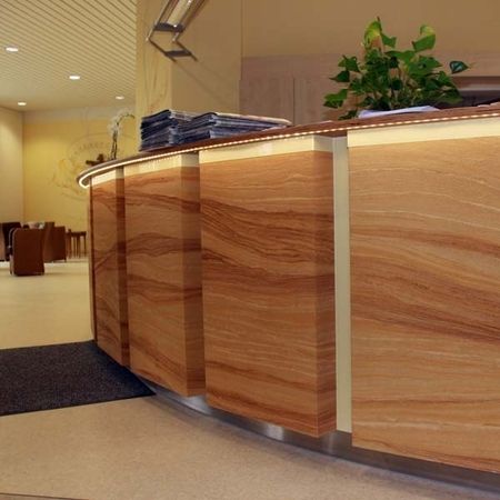 Empfangstheke in Holz und indirekter Beleuchtung